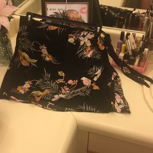 Wrap around skirt black and floral